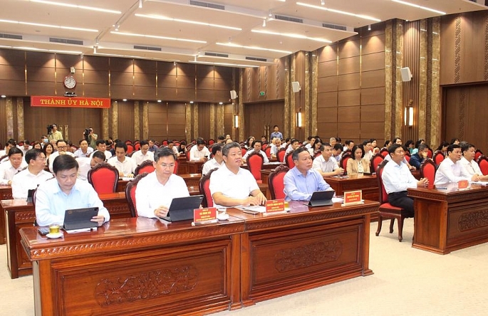 Các đồng chí lãnh đạo TP Hà Nội tham dự Hội nghị tại điểm cầu Thành uỷ Hà Nội.