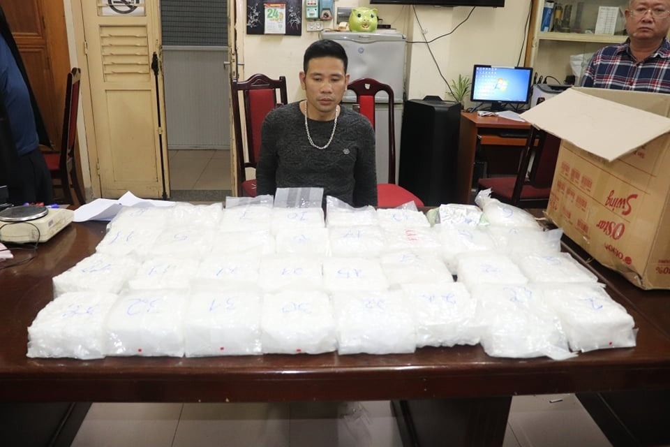 Một bị can cùng số lượng lớn ma túy tang vật tại cơ quan điều tra  Ảnh Công an cung cấp