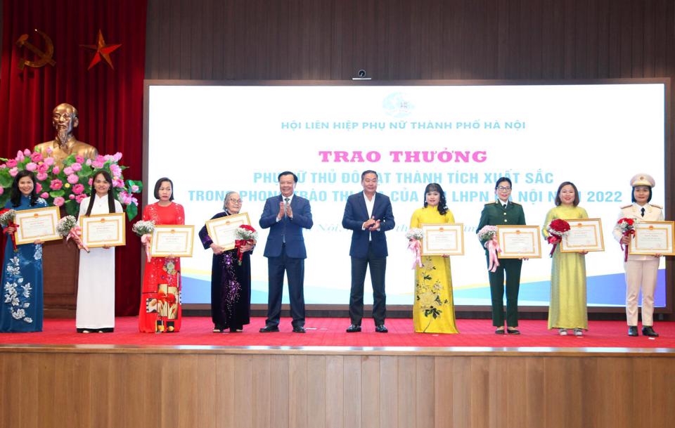 Bí thư Thành ủy Đinh Tiến Dũng cùng lãnh đạo TP trao Bằng khen của UBND TP cho 10 phụ nữ Thủ đô tiêu biểu.