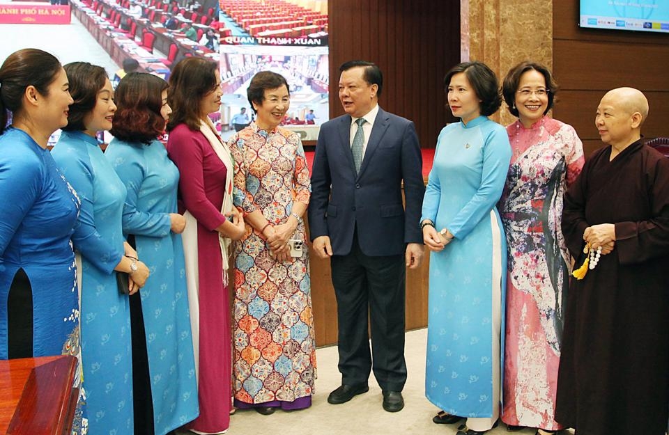 Bí thư Thành ủy Đinh Tiến Dũng với các đại biểu phụ nữ Thủ đô.