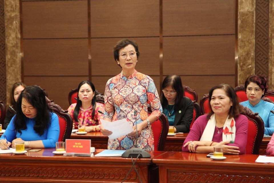 PGS.TS Bùi Thị An - Chủ tịch Hội Nữ trí thức Hà nội nêu kiến nghị tại cuộc đối thoại.