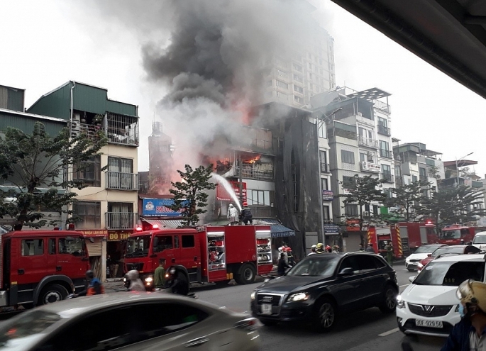 Hà Nội: Nhà kinh doanh đồ gỗ bốc cháy tại phố Minh Khai