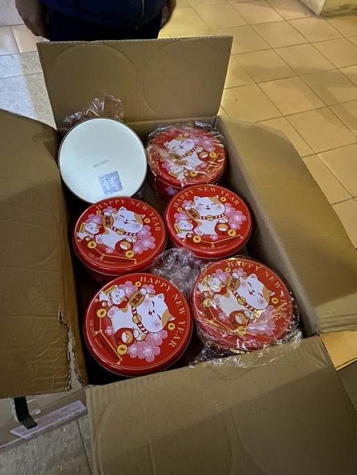 CSGT Hà Nội phát hiện số lượng lớn bánh kẹo, mứt tết không rõ nguồn gốc