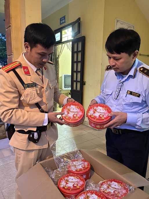 CSGT Hà Nội phát hiện số lượng lớn bánh kẹo, mứt tết không rõ nguồn gốc