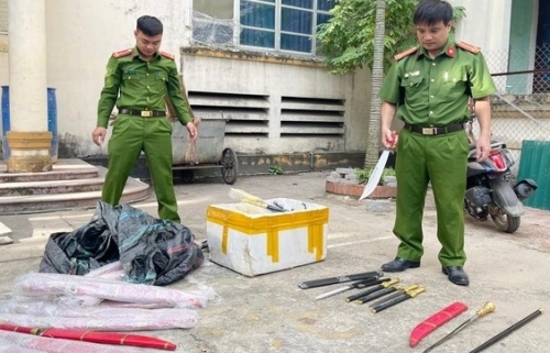 Nam thanh niên tàng trữ và quảng cáo hàng trăm loại vũ khí trên Tik Tok