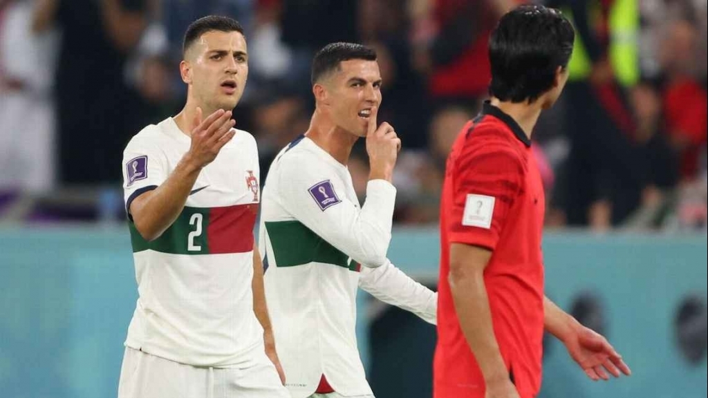 HLV Bồ Đào Nha: Ronaldo bị cầu thủ Hàn Quốc "xúc phạm" khi rời sân