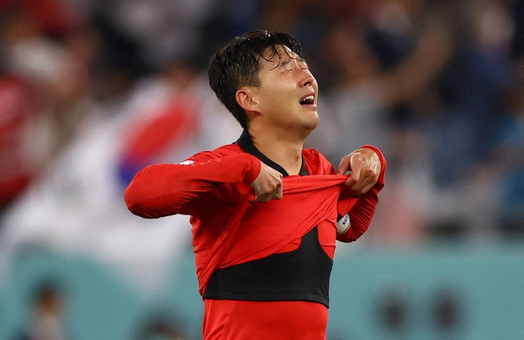 Son Heung-min của Hàn Quốc ăn mừng sau khi Hàn Quốc vượt qua vòng loại trực tiếp World Cup. Reuters