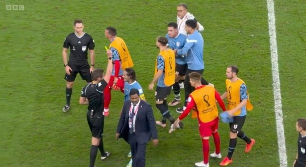 2 lần bị từ chối phạt đền, các cầu thủ Uruguay vây quanh trọng tài sau trận đấu