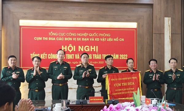 Thủ trưởng Tổng cục CNQP và đại diện các cơ quan Tổng cục chứng kiến bàn giao đơn vị Cụm trưởng Cụm thi đua năm 2023 giữa Nhà máy Z115 và Nhà máy Z114.