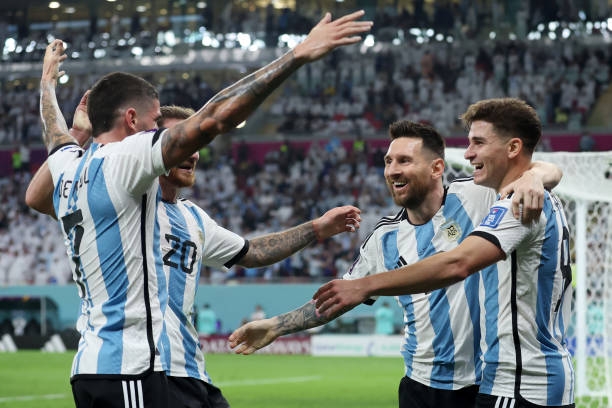 Argentina 2-1 Australia: Messi tỏa sáng trong ngày lịch sử