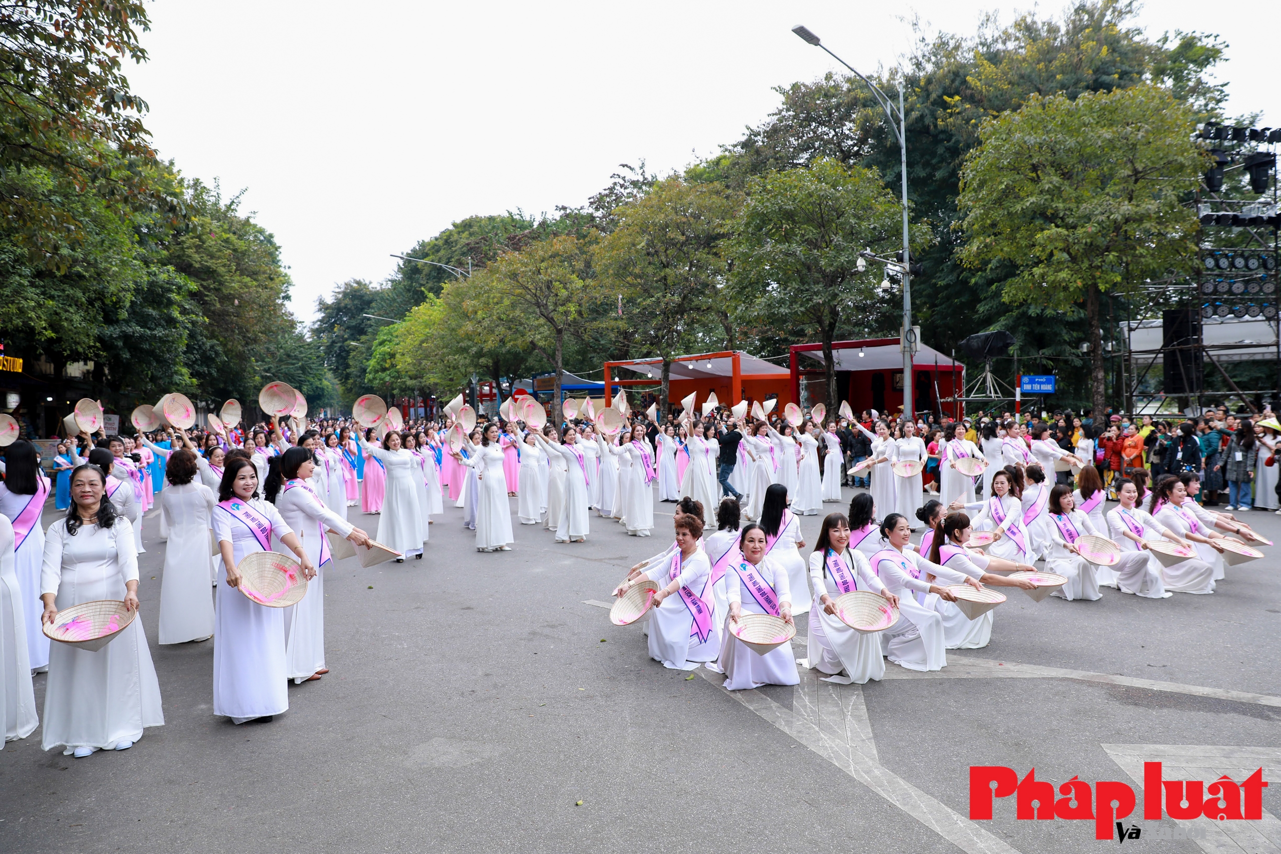 Hà Nội: Gần 1.000 người diễu hành, biểu diễn áo dài trên phố đi bộ hồ Gươm
