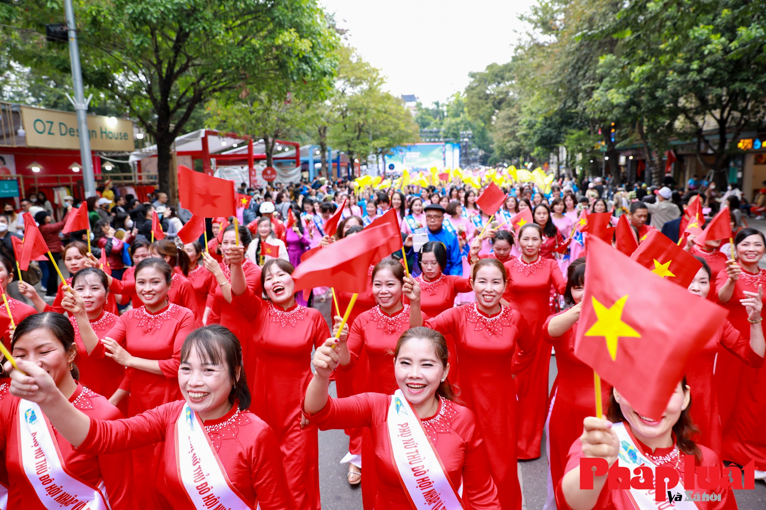 Hà Nội: Gần 1.000 người diễu hành, biểu diễn áo dài trên phố đi bộ hồ Gươm