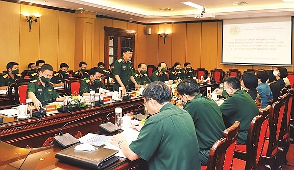 Trung tướng Nguyễn Mạnh Hùng, Bí thư Đảng ủy, Chính ủy Tổng cục CNQP, phát biểu tại buổi làm việc với Bộ Tư pháp về triển khai xây dựng Luật CNQP, An ninh và động viên công nghiệp.