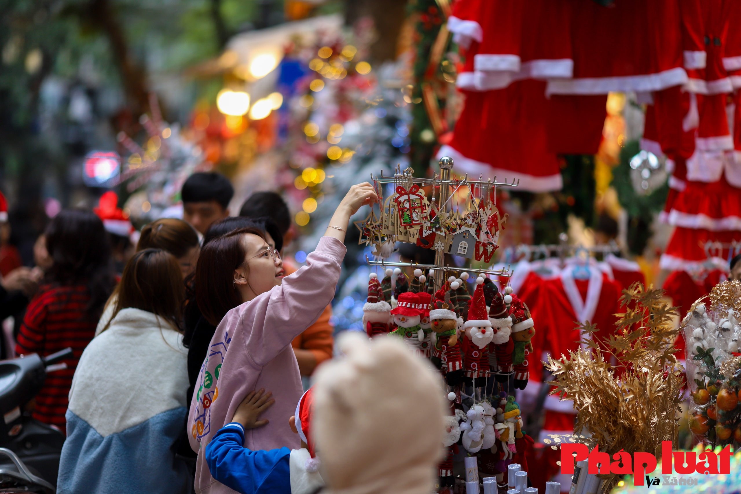 Giới trẻ nhộn nhịp chụp ảnh, check in tại phố Hàng Mã dịp Giáng Sinh