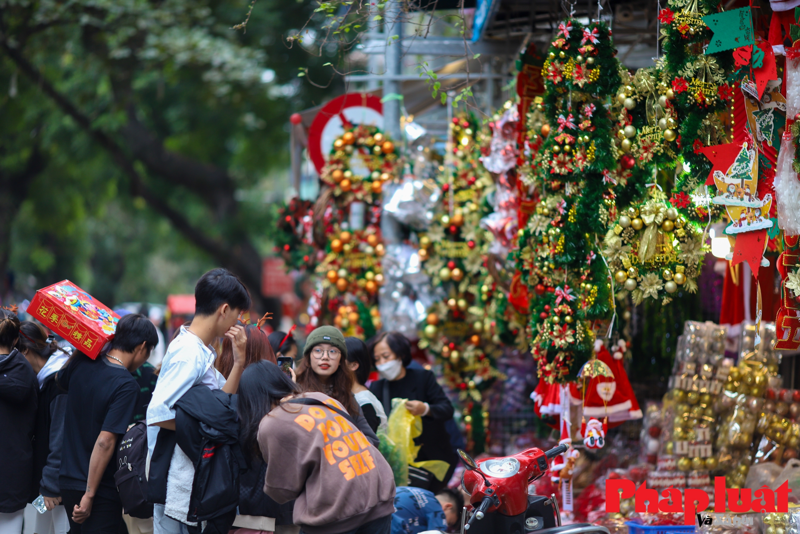 Giới trẻ nhộn nhịp chụp ảnh, check in tại phố Hàng Mã dịp Giáng Sinh