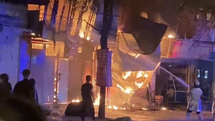 Hà Nội: Cháy lớn ở Văn Phú, cửa hàng xe máy bị sập hoàn toàn