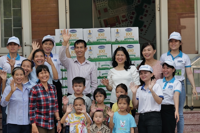 Nhân viên Vinamilk tại Bình Định cùng tới thăm các em nhỏ tại Trung tâm BTXH tỉnhtrong chương trình Quỹ sữa Vươn cao Việt Nam năm 2022