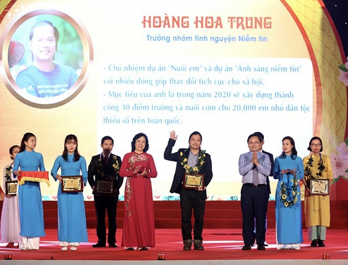 Anh Hoàng Hoa Trung được tặng nhiều giải thưởng vì có nhiều đóng góp trong phong trào thiện nguyện. 	Ảnh: NVCC