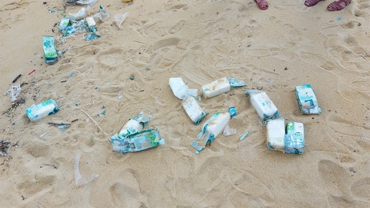 Thêm nhiều gói hàng lạ trôi dạt vào bờ biển tỉnh Quảng Nam