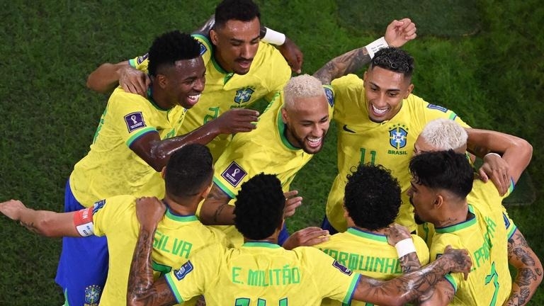 Neymar (C) ăn mừng bàn thắng thứ hai. (Ảnh của Kirill KUDRYAVTSEV / AFP)
