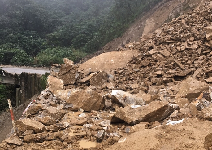 Hà Tĩnh: Quốc lộ 8A đi cửa khẩu Cầu Treo tê liệt do sạt lở đất