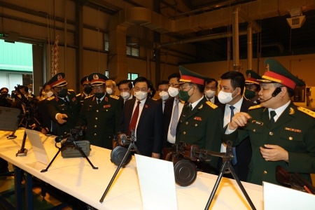 Chủ tịch Quốc hội Vương Đình Huệ tham quan một số sản phẩm do Nhà máy Z111 sản xuất