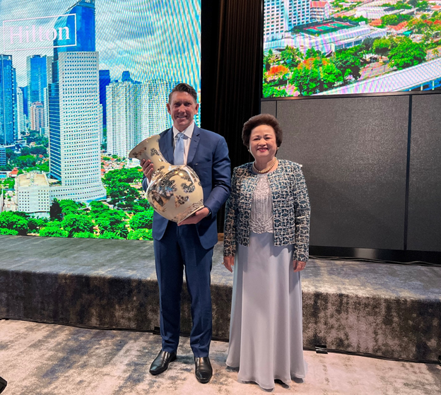 Madame Chủ tịch Nguyễn Thị Nga chụp ảnh lưu niệm cùng ông Alan Watts tại Sự kiện Chủ Sở Hữu Đông Nam Á 2022 do Tập đoàn Hilton tổ chức