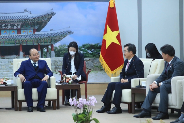 Chủ tịch nước Nguyễn Xuân Phúc thăm và làm việc tại tỉnh Gyeonggi