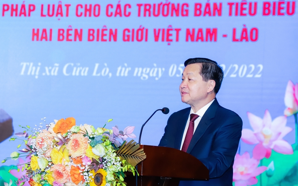 Tuyên truyền, phổ biến chính sách pháp luật cho các Trưởng bản tiêu biểu hai bên biên giới Việt Nam-Lào