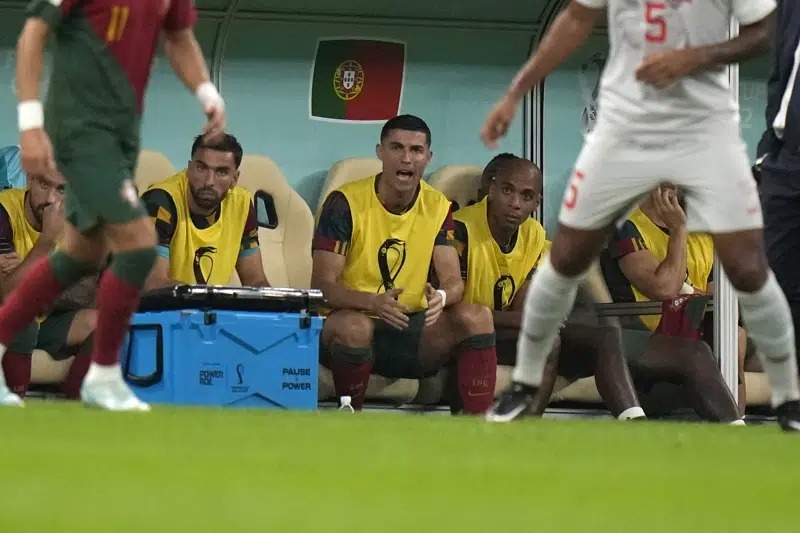 Ronaldo đơn độc rời sân sau trận đấu phải ngồi dự bị