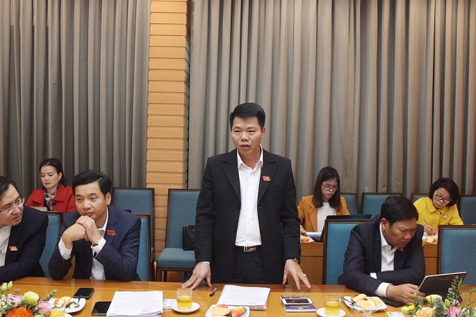 ĐB Nguyễn Nguyên Quân tham gia ý kiến vào tổ thảo luận. 