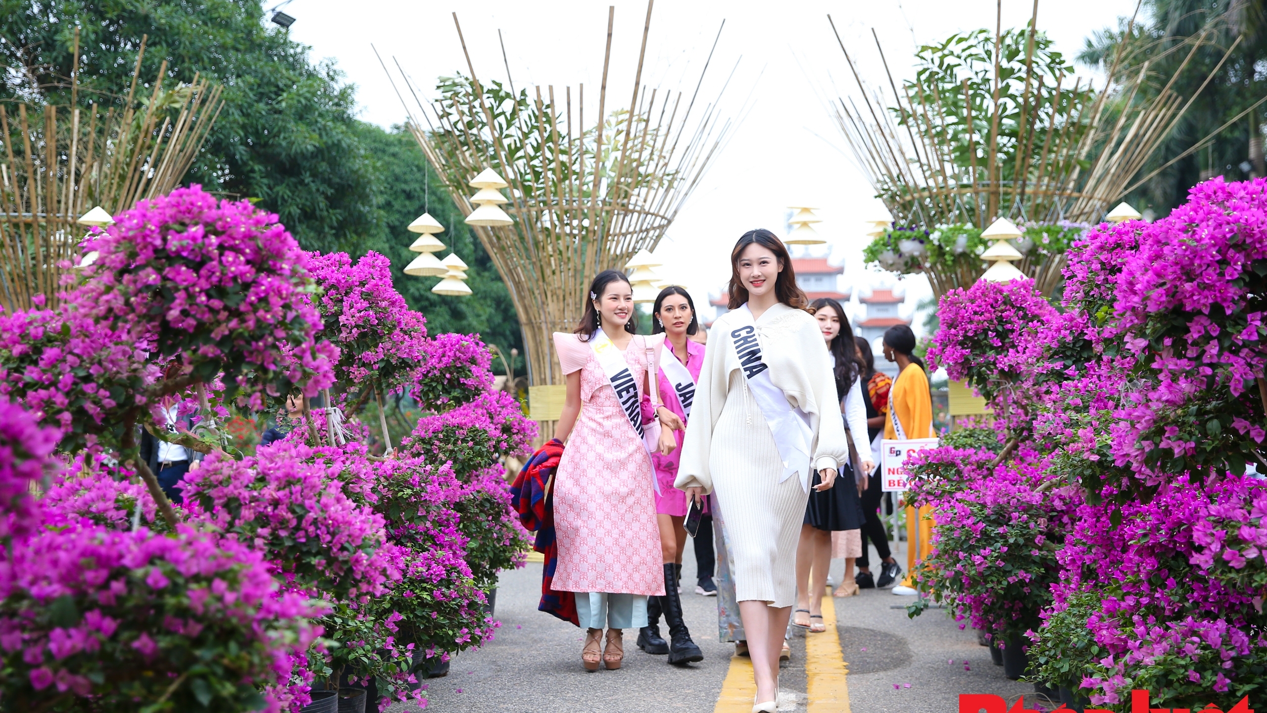 Thí sinh Hoa hậu Du lịch Thế giới 2022 hào hứng "check in" tại festival hoa Mê Linh
