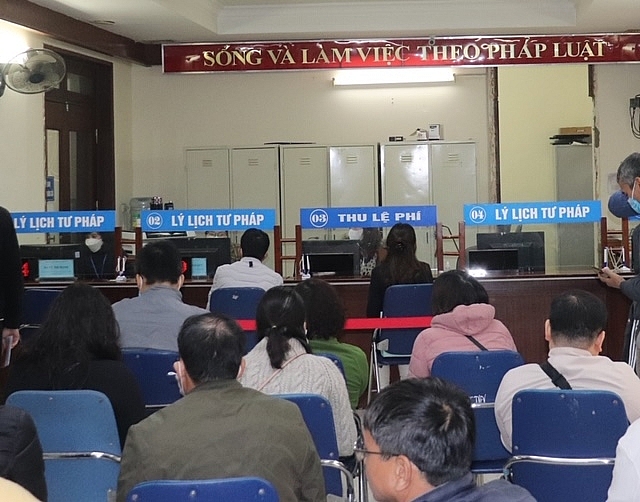 Công dân thực hiện xin cấp Phiếu LLTP tại bộ phận tiếp nhận và trả kết quả Sở Tư pháp TP Hà Nội