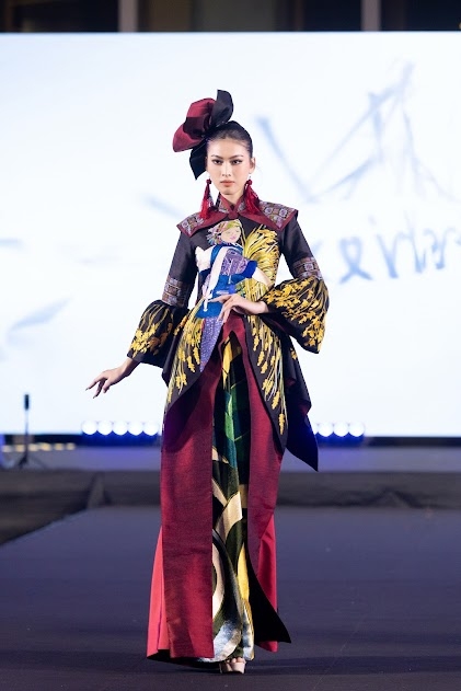 Mãn nhãn với màn kết hợp giữa áo dài Việt Nam và lụa Thái