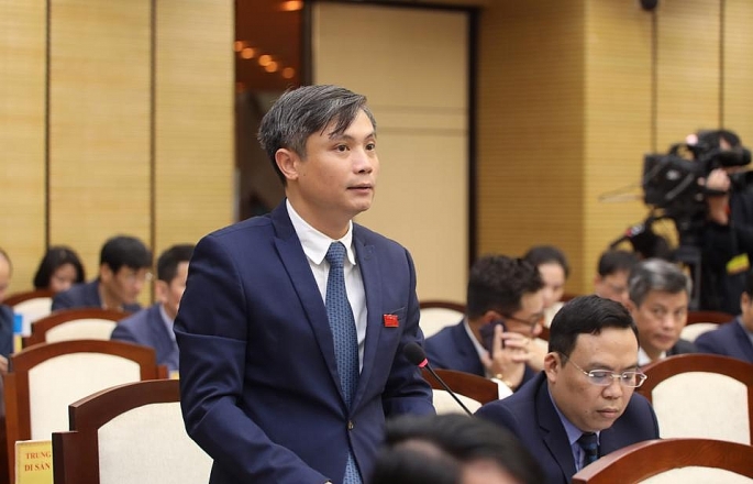 Đại biểu Nguyễn Văn Nam (tổ đại biểu huyện Phú Xuyên) đặt câu hỏi chất vấn.