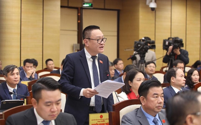 Đại biểu Nguyễn Văn Nam (tổ đại biểu huyện Phú Xuyên) đặt câu hỏi chất vấn.