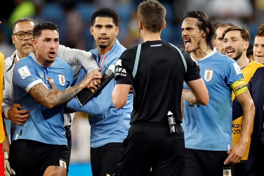 Cầu thủ Uruguay tranh cãi với trọng tài sau trận gặp Ghana