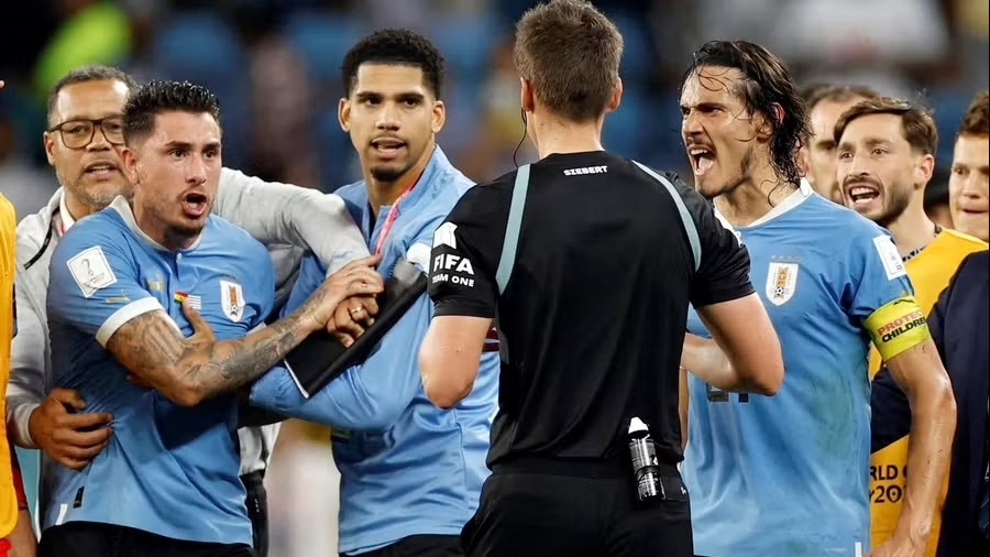 Liên đoàn bóng đá Uruguay thuê luật sư bào chữa cho các cầu thủ