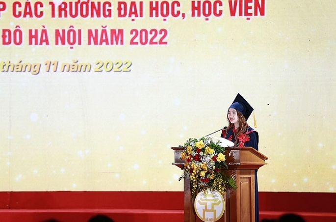 Em Nguyễn Thị Khánh Linh - Thủ khoa Học viện Báo chí và Tuyên truyền phát biểu tại Lễ Tuyên dương thủ khoa xuất sắc tốt nghiệp các trường ĐH, Học viện trên địa bàn TP Hà Nội 					   Ảnh: Thành đoàn Hà Nội