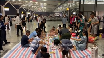 Phản cảm việc trải bạt ra ăn uống ở Sân bay quốc tế Nội Bài