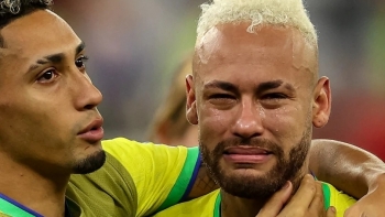 Neymar khóc không ngừng sau khi Brazil bị loại khỏi World Cup