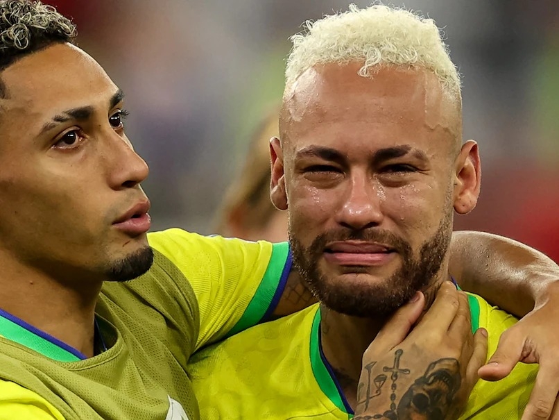 Neymar khóc không ngừng sau khi Brazil bị loại khỏi World Cup