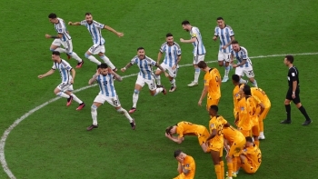 Messi và đồng đội khiêu khích Hà Lan sau trận thắng nghẹt thở