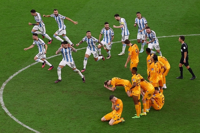 Messi và đồng đội khiêu khích Hà Lan sau trận thắng nghẹt thở