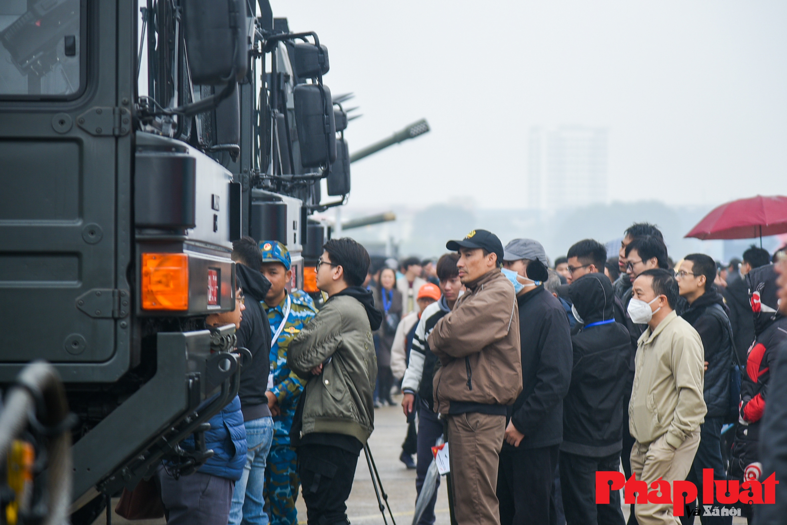 Hà Nội: Hàng nghìn người đội mưa, đứng rét xếp hàng tham quan triển lãm Quốc phòng