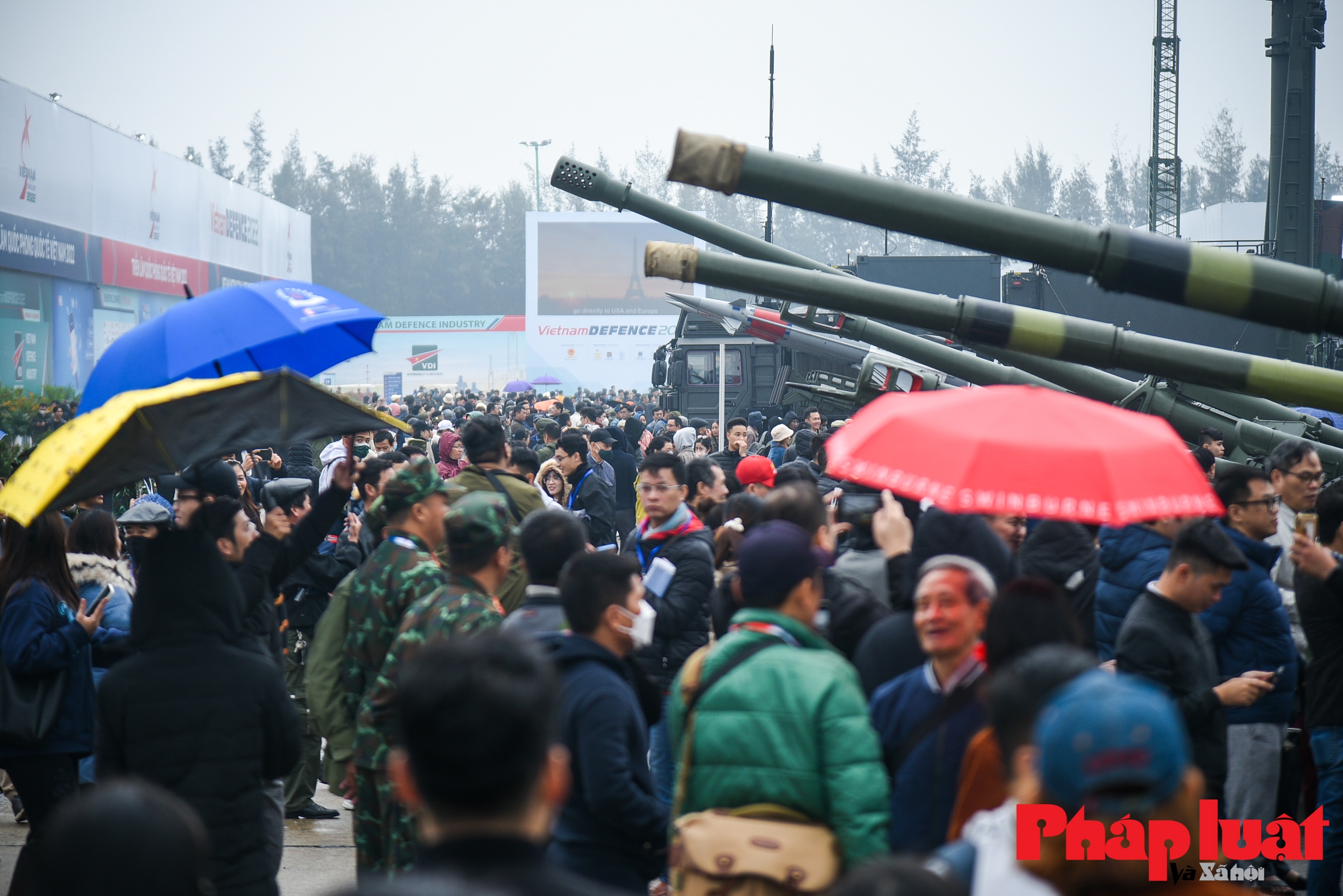 Hà Nội: Hàng nghìn người đội mưa, đứng rét xếp hàng tham quan triển lãm Quốc phòng