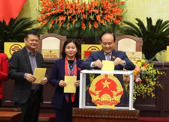 Các đại biểu HĐND TP tiến hành bỏ phiếu kiện toàn các chức danh thuộc thẩm quyền HĐND TP Hà Nội. 