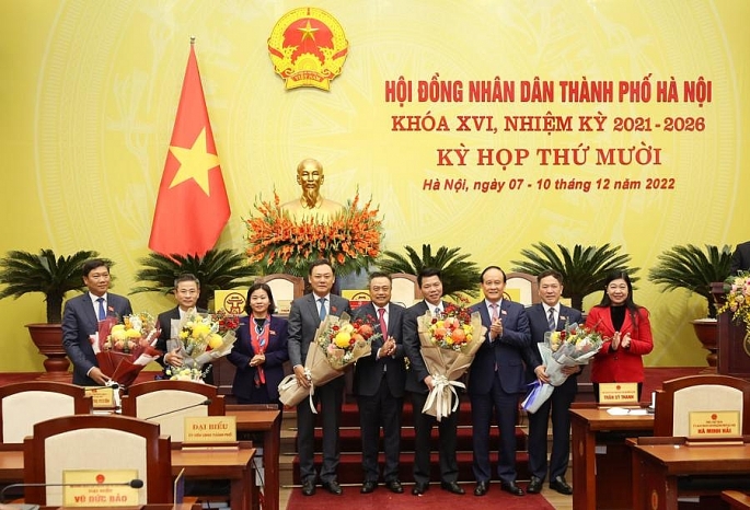 Lãnh đạo TP Hà Nội tặng hoa chúc mừng các đồng chí nhận nhiệm vụ mới.