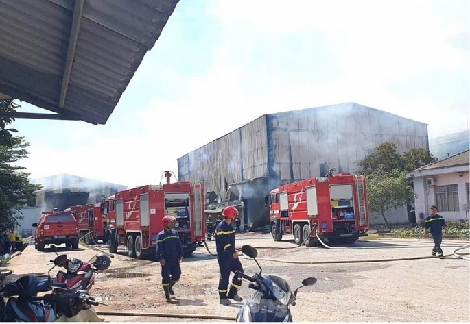 2 nhà xưởng của công ty rộng hàng ngàn mét vuông bị lửa thiêu rụi