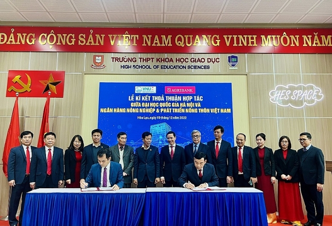 Phó Giám đốc ĐHQGHN, PGS.TS Phạm Bảo Sơn và Phó Tổng Giám đốc Agribank Trần Văn Dự thực hiện ký kết.